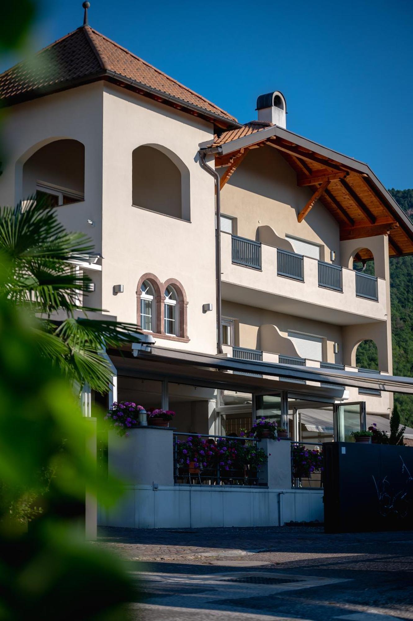 Garni Hotel Peterlinhof Caldaro Exterior photo