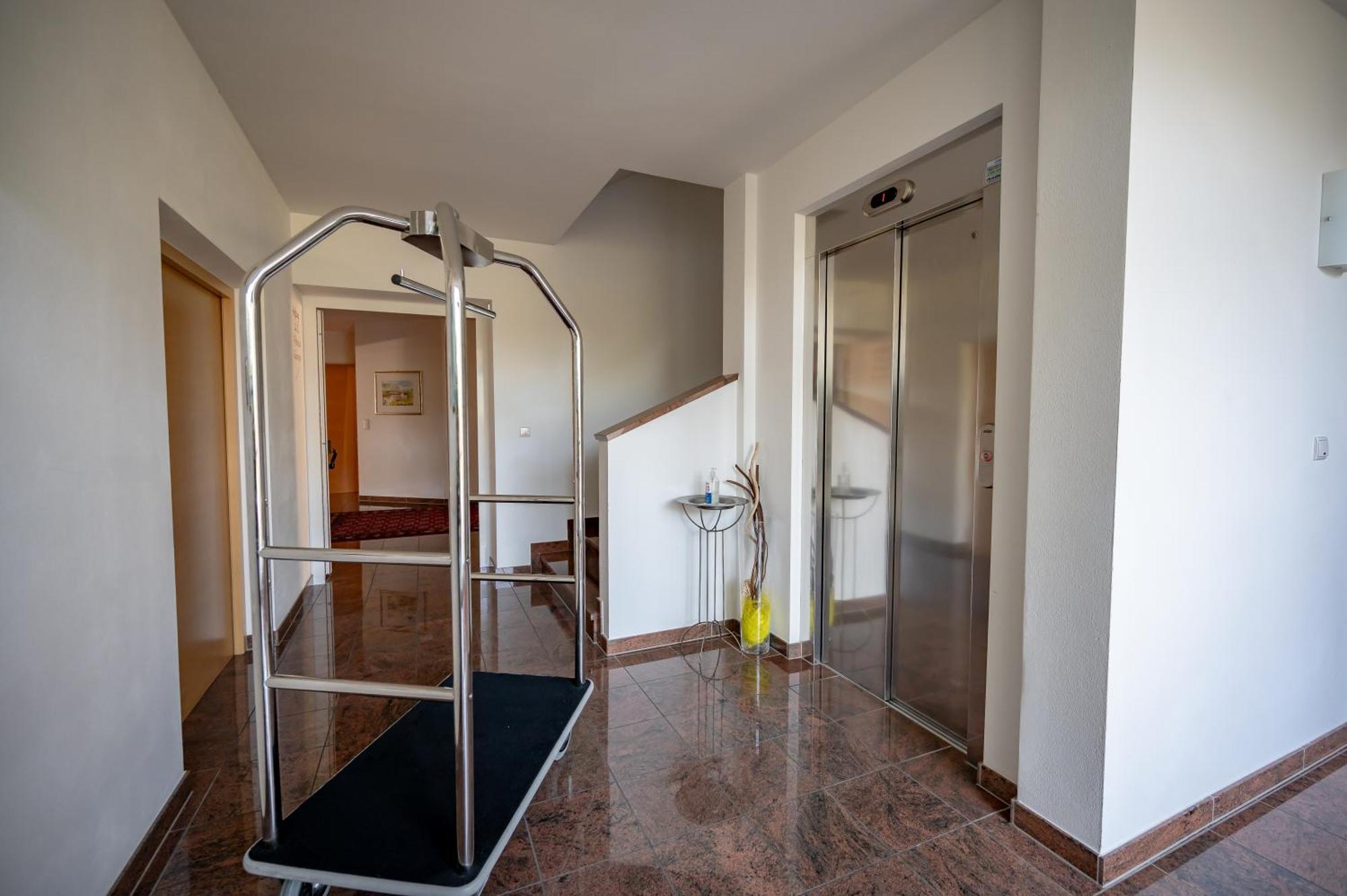 Garni Hotel Peterlinhof Caldaro Exterior photo
